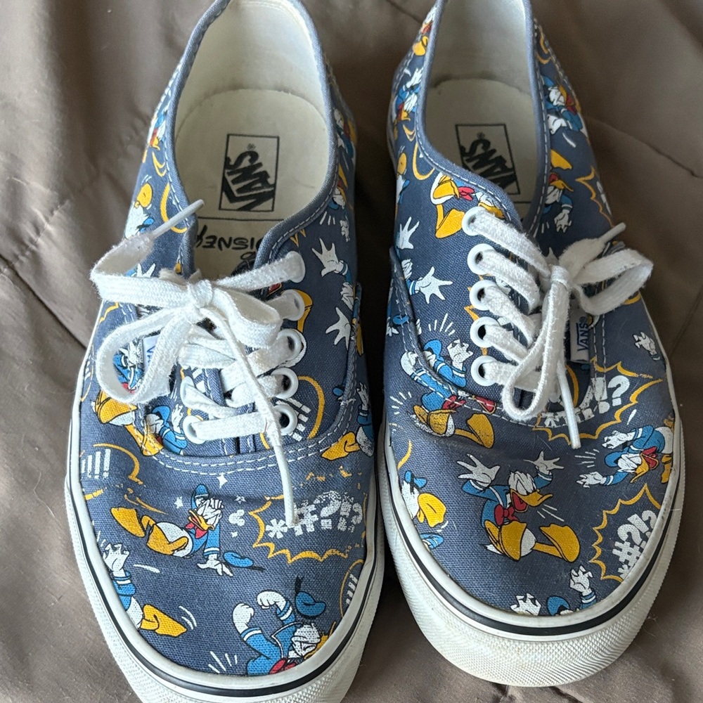 VANS size 10.5 Women/mens 9 Donald Duck print.. good shape clean no damage